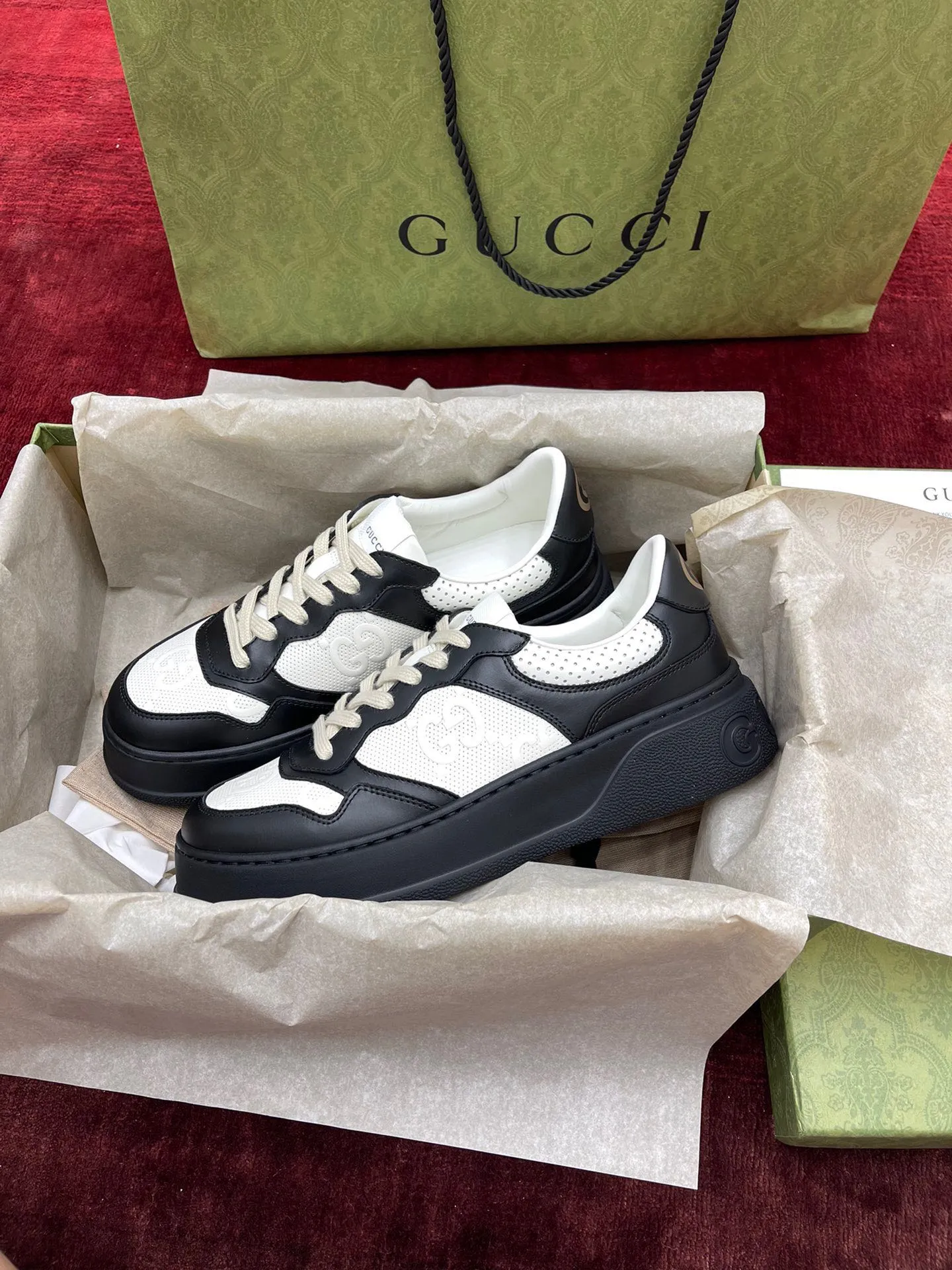👟👟Ex-factory price 480👟👟 Gucc*i~~New upgraded version, original original color @GG couple's thick-soled shoes...biscuit shoes...white shoes...sneakers...flat shoes...catwalk style: celebrities, Internet celebrities, Xiaohongshu, etc. will definitely plant grass and call❤ Original customized cowhide fabric (classic old floral fabric, perforation, embossing process), the original bottom has a big logo, and there is a GG on the heel Logo, 5cm thick sole, classic Gucci webbing... Women's size 35-40, men's size 39-44
